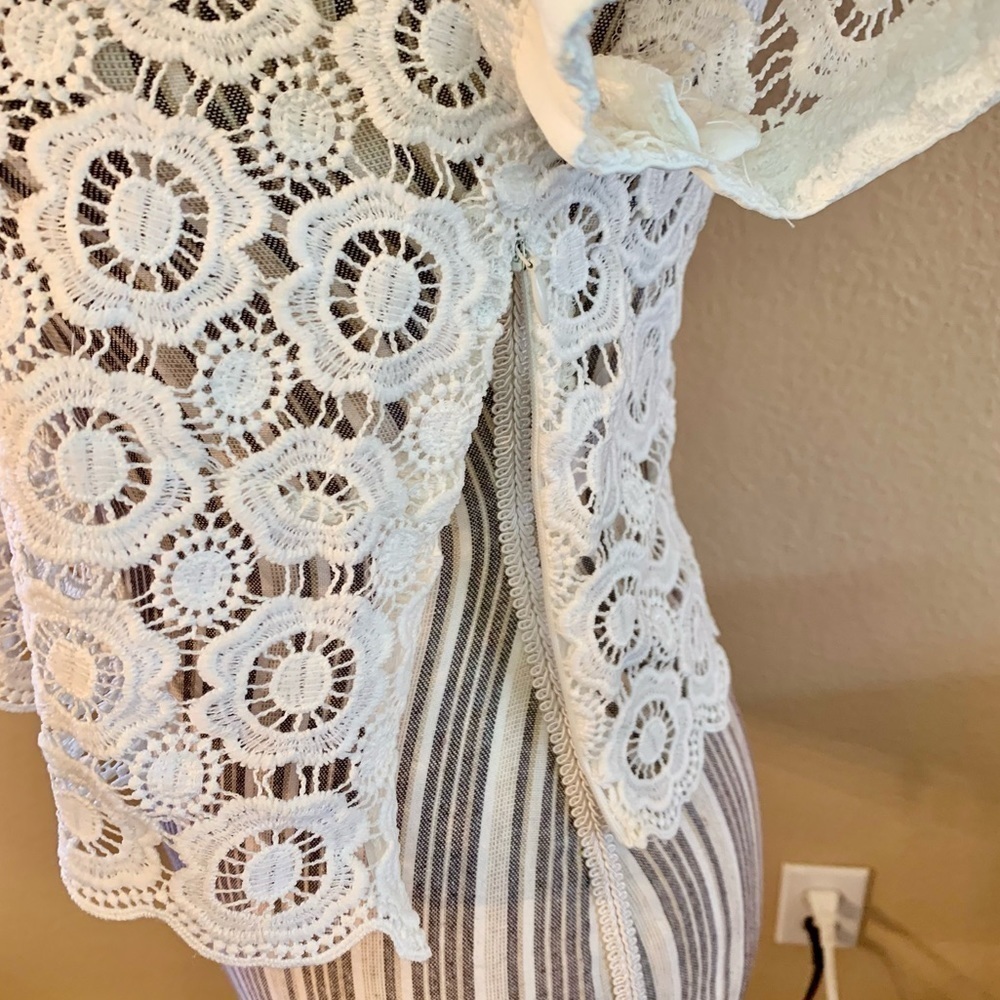 NWT L’Atiste Lace Crop Top Medium White Floral Crochet Design Lace-Up Back New - Picture 5 of 16
